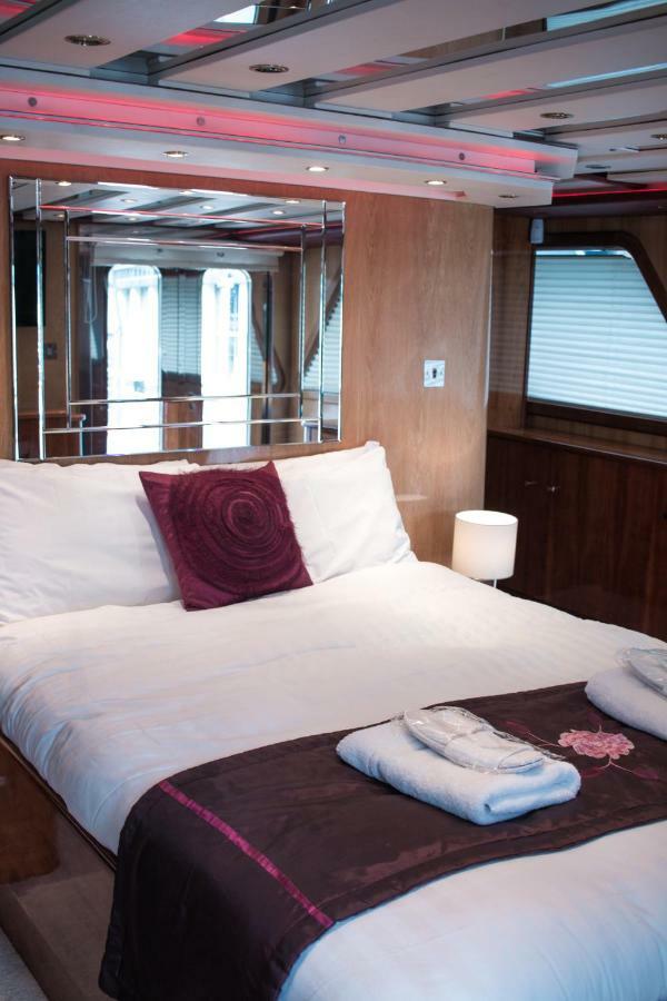 Absolute Pleasure Yacht Hotel London Ngoại thất bức ảnh